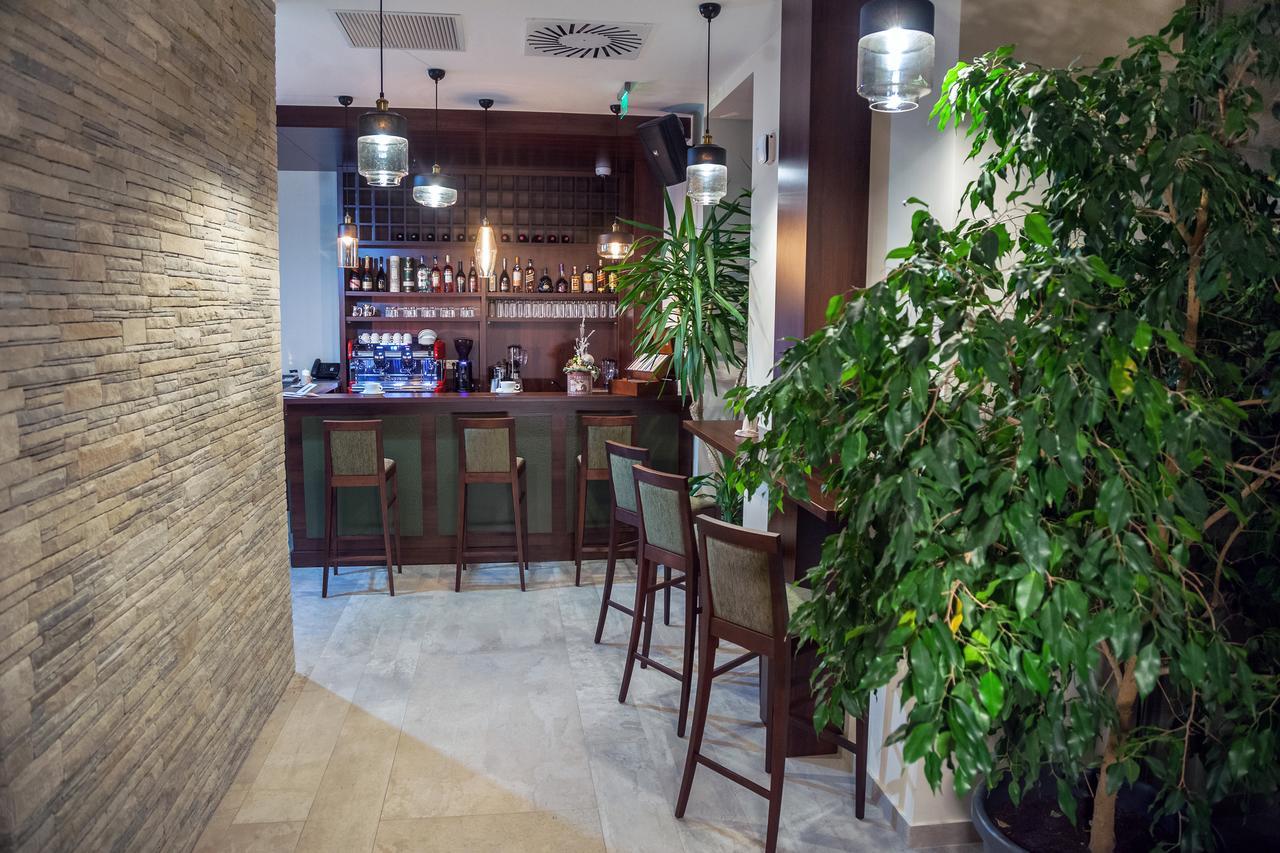 Victoria Bulevard Hotel Braşov Exteriör bild